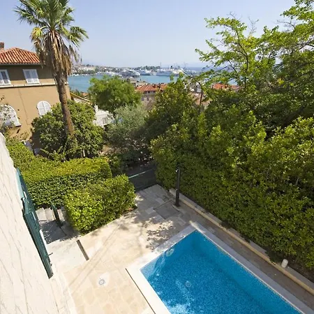 Sleeps 10 Pool Air Con Wifi *