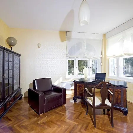 Sleeps 10 Pool Air Con Wifi Split
