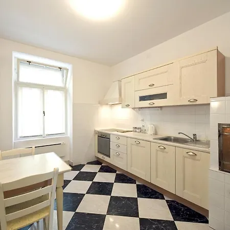 Sleeps 10 Pool Air Con Wifi Vila