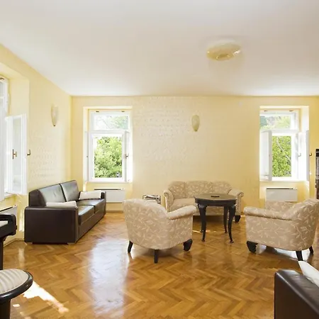 Sleeps 10 Pool Air Con Wifi * Split
