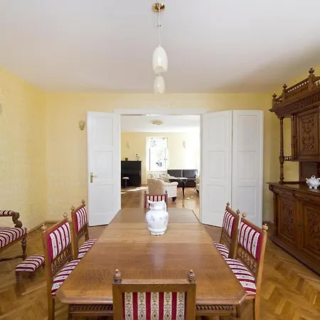 Sleeps 10 Pool Air Con Wifi Vila