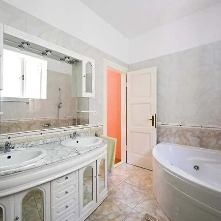 Sleeps 10 Pool Air Con Wifi Split